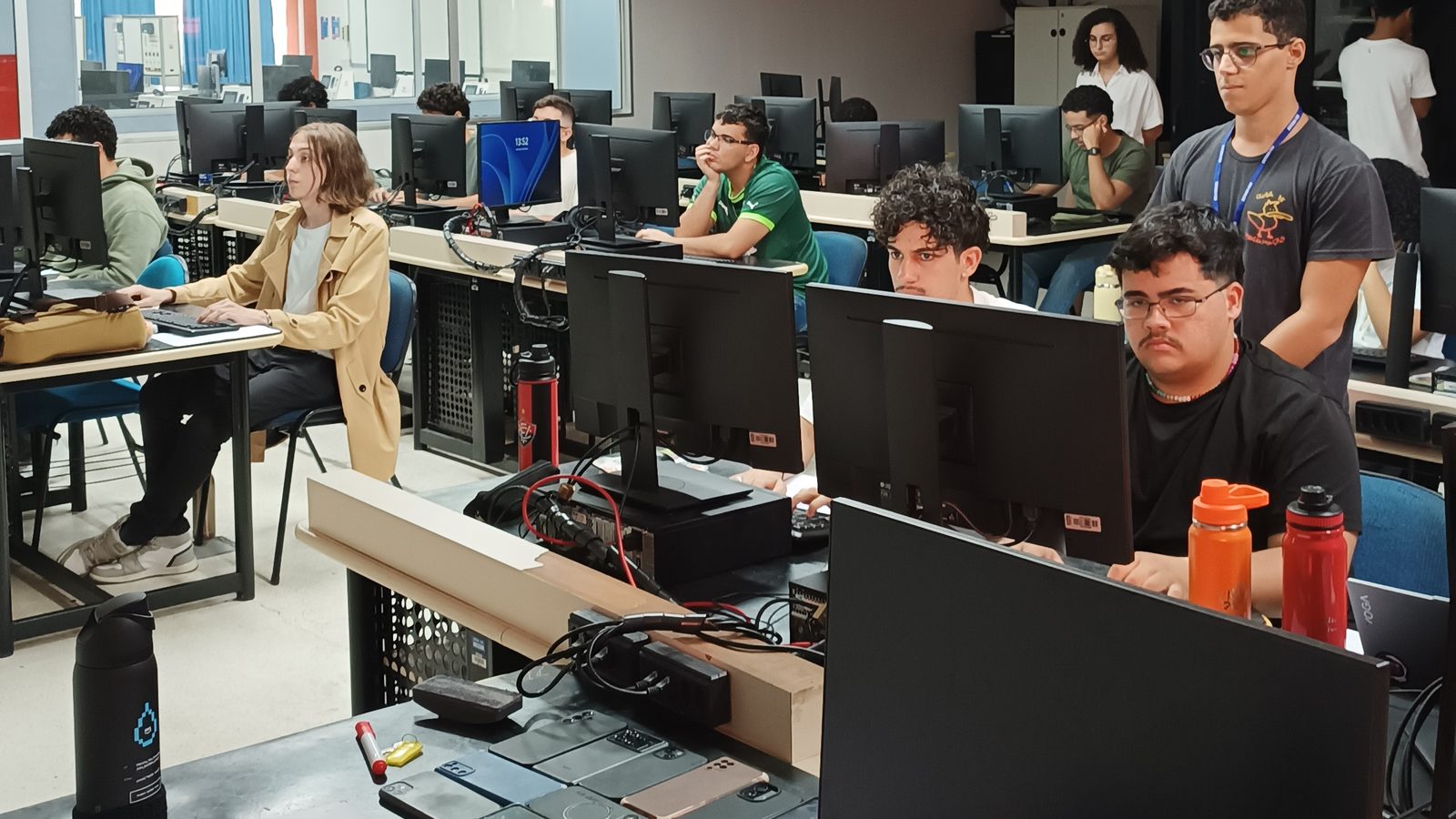 Laboratório cheio de estudantes durante um treino da maratona de programação