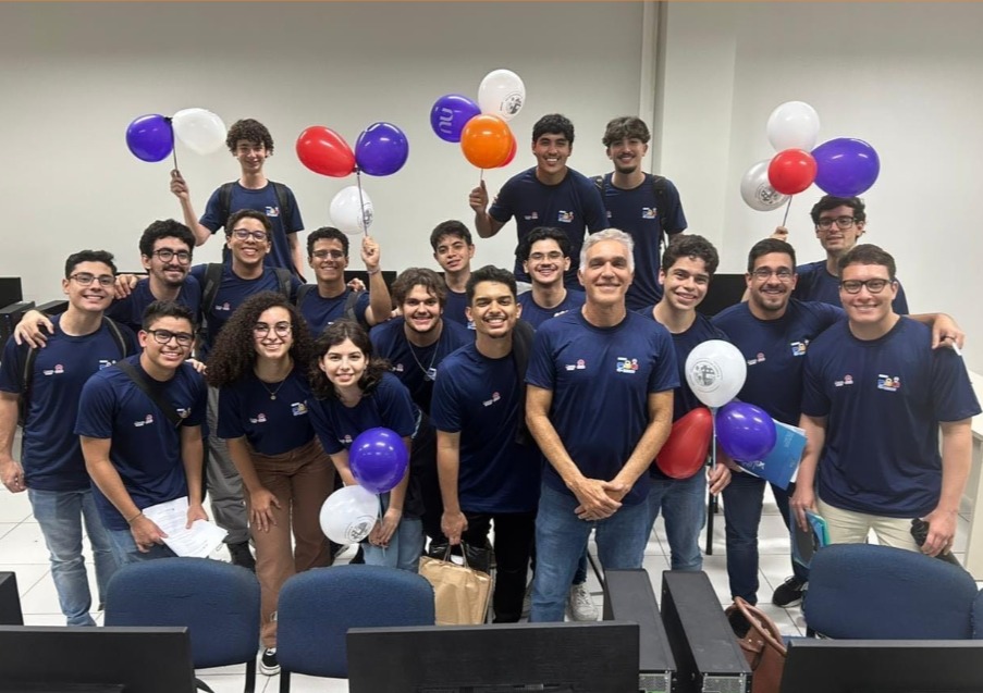 Times do Clube de Programação reunidos com balões depois da regional da Maratona SBC, todos de camiseta azul-marinho