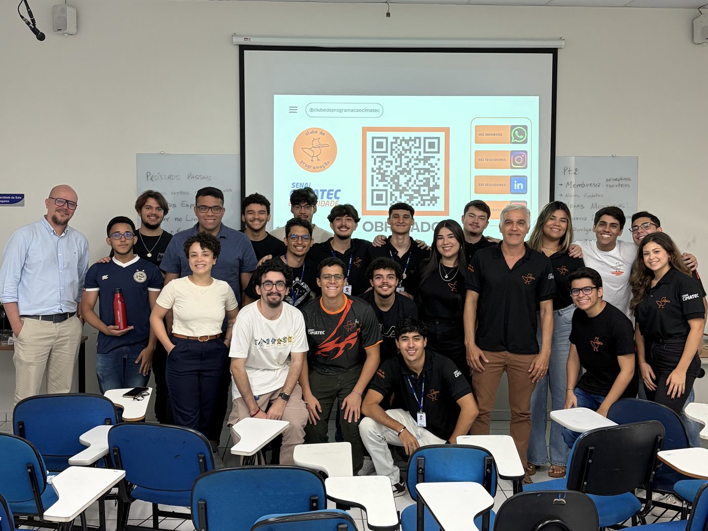 Integrantes do Clube de Programação reunidos na sala ao fim de um processo seletivo