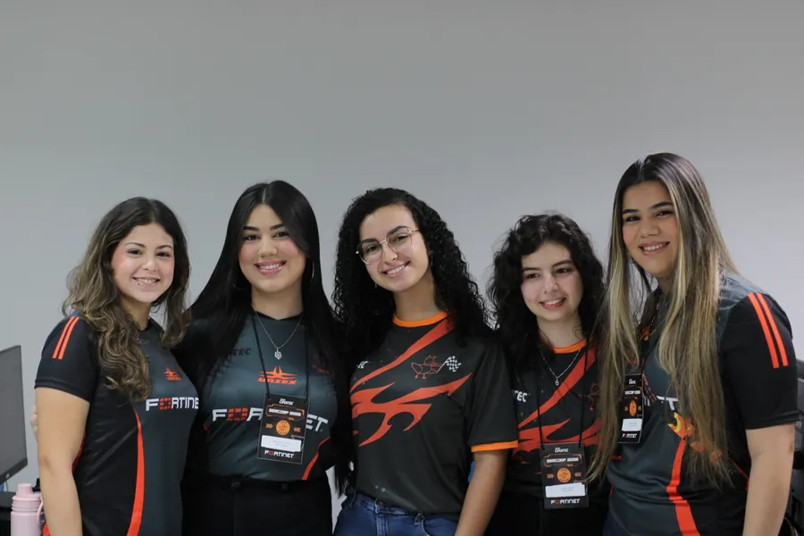 Cinco participantes com as camisas do evento, lado a lado