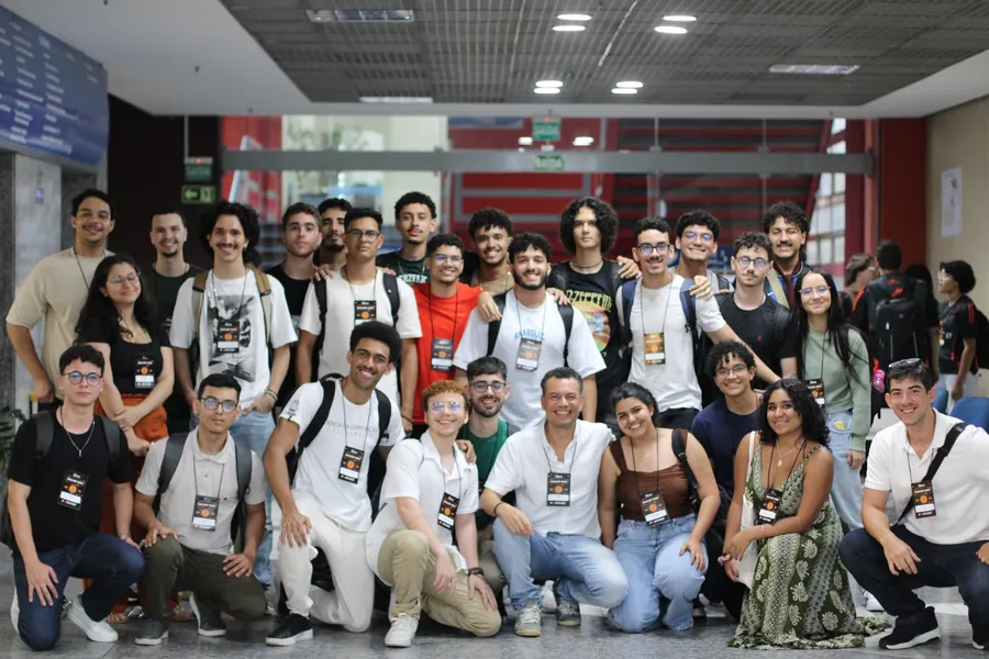 Turma grande de participantes da SEMCOMP reunida no corredor para a foto