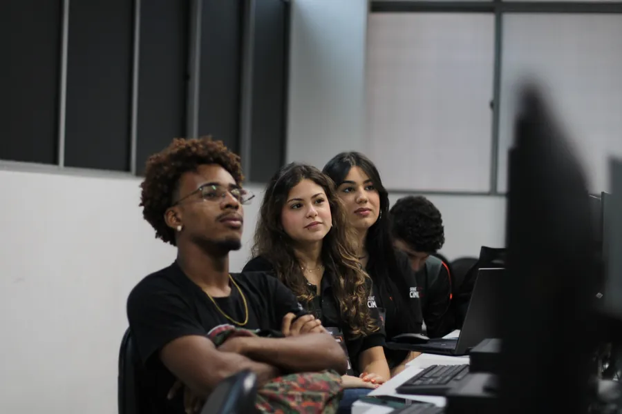 Estudantes atentos em um laboratório de computadores