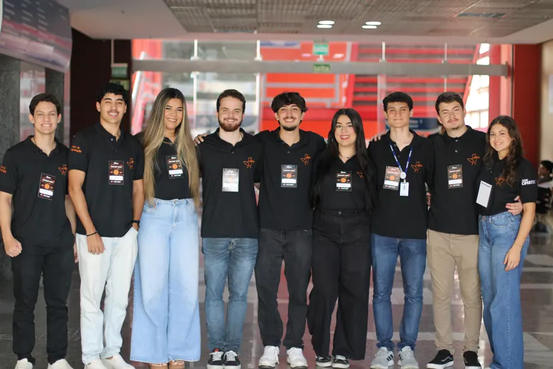A equipe de organização da SEMCOMP posando no corredor