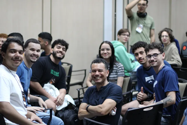Plateia sorrindo em uma das salas do evento