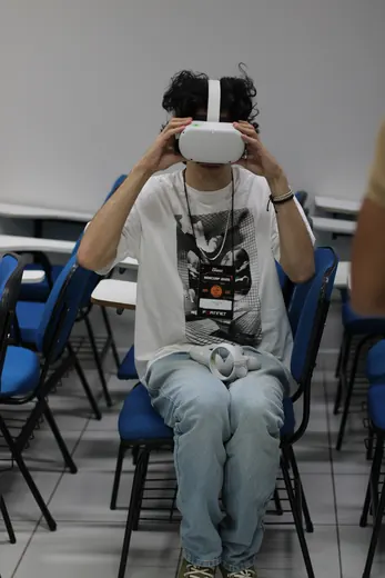 Participante experimentando óculos de realidade virtual