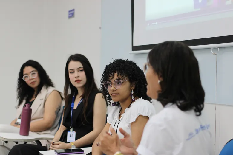 Mesa redonda com quatro participantes