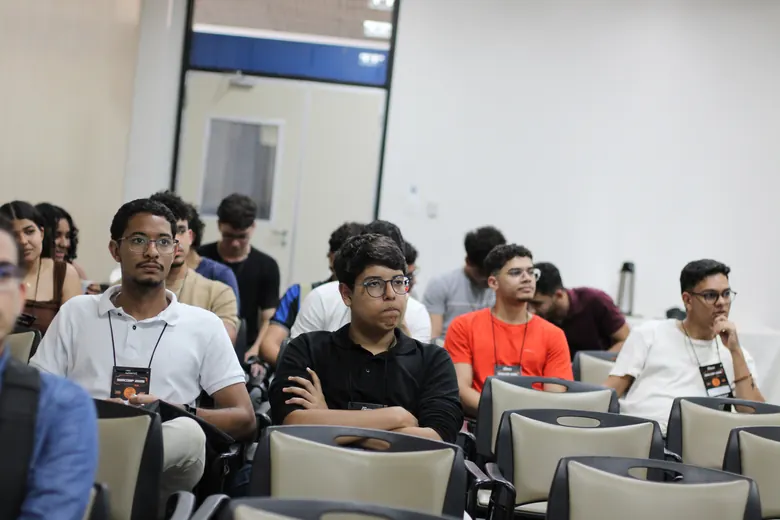 Plateia acompanhando uma apresentação em sala de aula