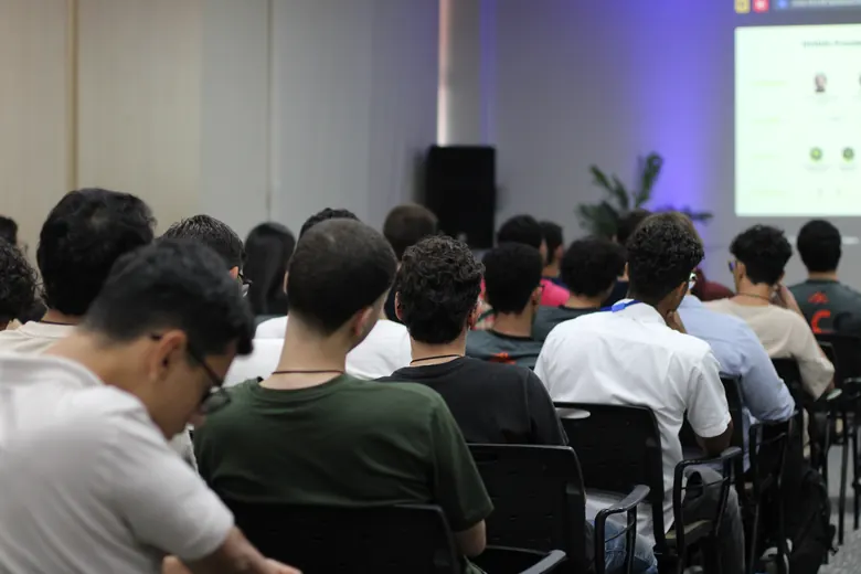 Estudantes assistindo a uma apresentação