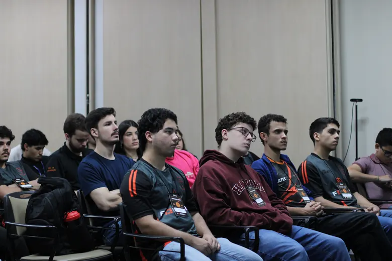 Plateia com as camisas da SEMCOMP